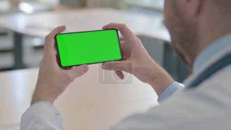Téléchargez les photos : Gros plan du médecin tenant Smartphone avec écran vert - en image libre de droit