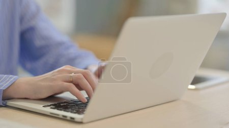 Téléchargez les photos : Gros plan de la femme d'affaires tapant sur ordinateur portable - en image libre de droit