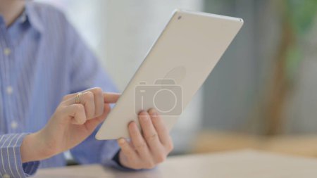 Téléchargez les photos : Gros plan de Businesswoman main en utilisant Tablet PC - en image libre de droit