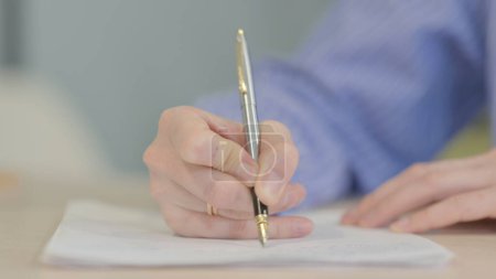 Téléchargez les photos : Gros plan de la main d'une jeune femme écrivant une lettre - en image libre de droit
