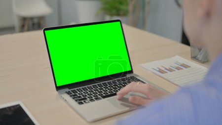 Téléchargez les photos : Femme d'affaires utilisant un ordinateur portable avec écran vert - en image libre de droit