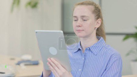 Téléchargez les photos : Portrait de jeune femme à l'aide d'un ordinateur tablette - en image libre de droit
