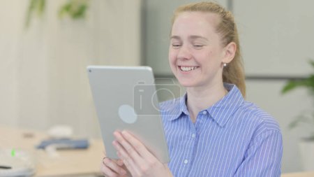 Foto de Retrato de una joven haciendo Video Chat en Tablet - Imagen libre de derechos