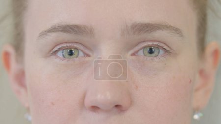 Téléchargez les photos : Gros plan des yeux clignotants de la jeune femme - en image libre de droit