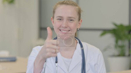 Foto de Thumbs Up by Female Doctor in Clinic - Imagen libre de derechos