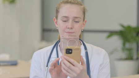 Téléchargez les photos : Portriat de Médecin Féminin utilisant Smartphone - en image libre de droit