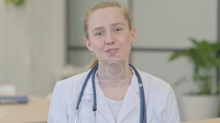Téléchargez les photos : Portrait de femme médecin faisant chat vidéo en ligne - en image libre de droit