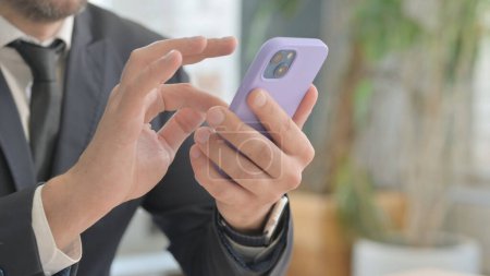 Téléchargez les photos : Gros plan de Businessman main à l'aide de Smartphone - en image libre de droit