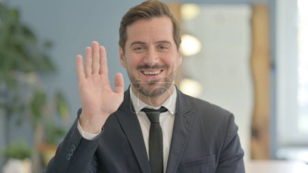 Foto de Retrato del hombre de negocios saludando a la cámara - Imagen libre de derechos