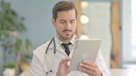 Téléchargez les photos : Portrait de médecin masculin utilisant la tablette - en image libre de droit