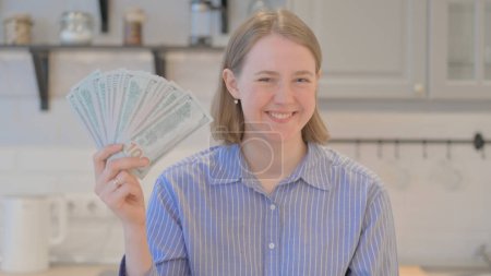 Foto de Mujer joven emocionada mostrando dinero, dólares - Imagen libre de derechos