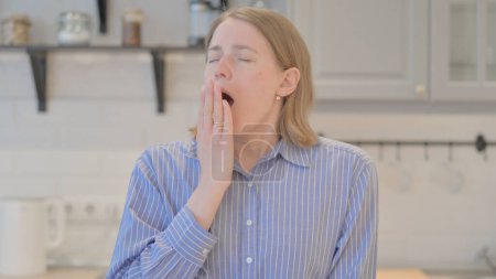 Foto de Retrato de una joven bostezante que necesita descansar - Imagen libre de derechos