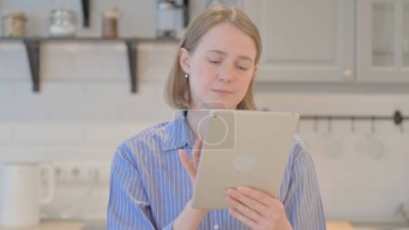 Téléchargez les photos : Portrait de jeune femme à l'aide d'un ordinateur tablette - en image libre de droit
