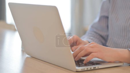Téléchargez les photos : Gros plan de la jeune femme tapant sur ordinateur portable - en image libre de droit