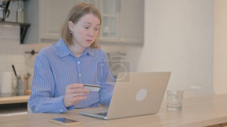 Foto de Mujer joven molesto por el fracaso de pago en línea en el ordenador portátil - Imagen libre de derechos