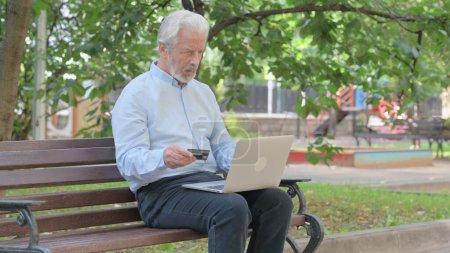 Foto de Anciano mayor molesto por fallo de pago en línea en el ordenador portátil al aire libre - Imagen libre de derechos