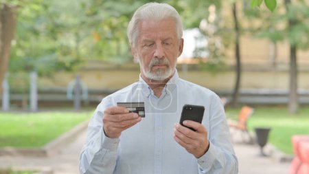 Foto de Senior Old Man Compras en línea en el teléfono al aire libre - Imagen libre de derechos