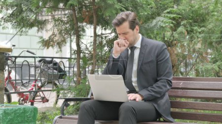 Foto de Tos Hombre de negocios de mediana edad utilizando el ordenador portátil al aire libre - Imagen libre de derechos