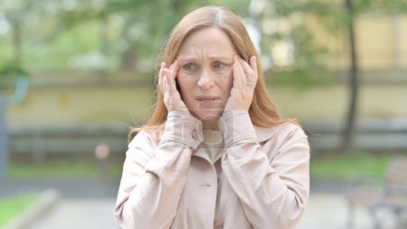 Téléchargez les photos : Portrait extérieur de vieille femme âgée fatiguée avec Migraine - en image libre de droit