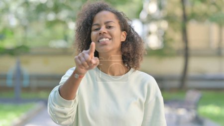 Téléchargez les photos : Portrait extérieur de jeune femme africaine pointant vers la caméra - en image libre de droit