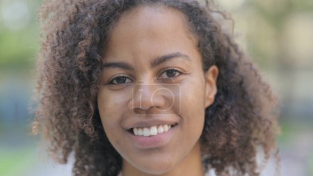Téléchargez les photos : Visage Gros plan de souriante africaine femme de plein air - en image libre de droit