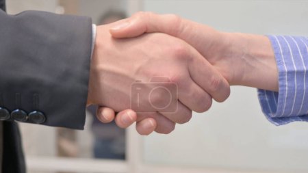 Téléchargez les photos : Close Up of Business People Shaking Hand - en image libre de droit