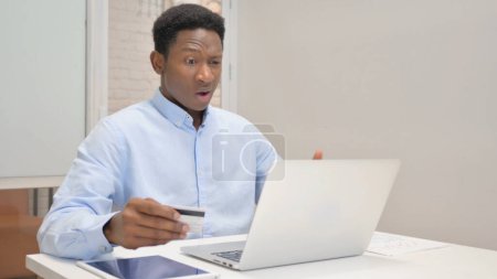 Foto de Empresario africano molesto con el fracaso de las compras en línea en el ordenador portátil - Imagen libre de derechos