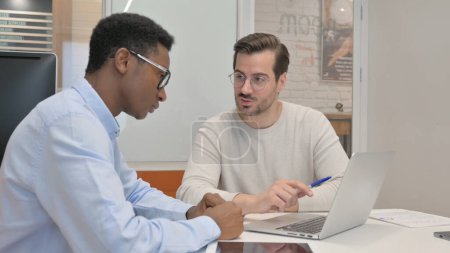 Foto de Gente de negocios que trabaja en computadoras portátiles en la oficina - Imagen libre de derechos