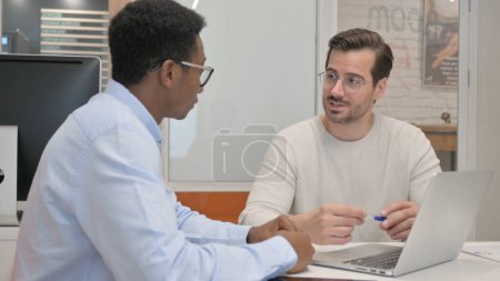 Foto de Empresario Hablando con Hombre Trabajador en la Oficina - Imagen libre de derechos