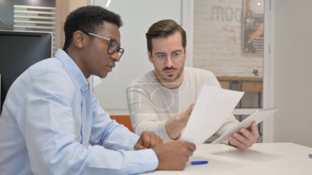 Foto de Gente de negocios de raza mixta discutiendo informe de negocios - Imagen libre de derechos