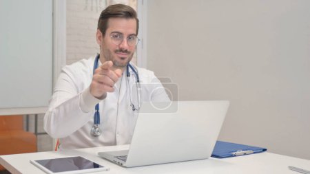 Téléchargez les photos : Docteur pointant vers la caméra dans le bureau - en image libre de droit