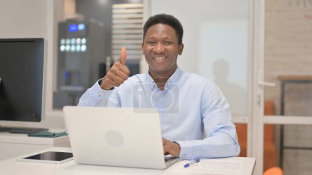 Téléchargez les photos : Thumbs Up par African Man at Work - en image libre de droit