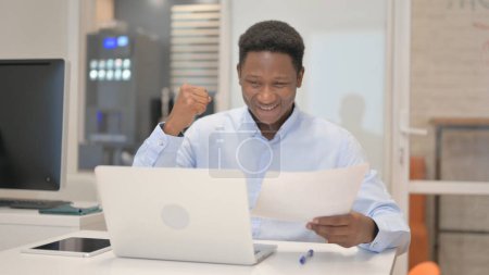 Foto de Empresario africano celebra nuevo contrato en la oficina - Imagen libre de derechos