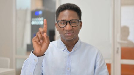 Téléchargez les photos : Portrait de l'homme d'affaires africain tendu dans le déni - en image libre de droit
