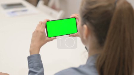 Téléchargez les photos : Tenue horizontale du téléphone avec écran vert en réunion - en image libre de droit