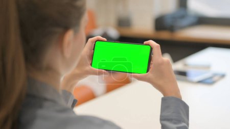 Téléchargez les photos : Femme tenant téléphone horizontal avec écran vert - en image libre de droit