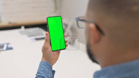 Téléchargez les photos : Homme africain utilisant le téléphone avec écran vert - en image libre de droit
