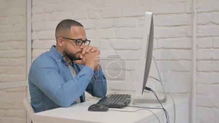 Téléchargez les photos : Mixte Race Homme choqué par la perte sur l'ordinateur - en image libre de droit