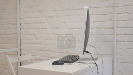 Téléchargez les photos : Homme de race mixte venant au bureau pour travailler sur ordinateur - en image libre de droit