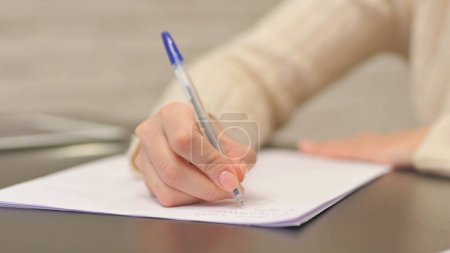 Téléchargez les photos : Gros plan de femme écrivant sur papier - en image libre de droit