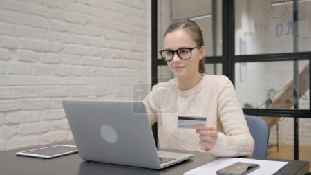 Téléchargez les photos : Creative Woman Shopping en ligne sur ordinateur portable au travail - en image libre de droit