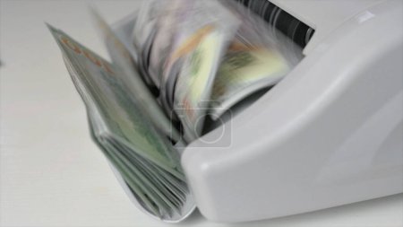 Foto de Dinero contando la máquina contando las facturas del dólar - Imagen libre de derechos