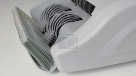 Foto de Contando el dinero en una máquina - Imagen libre de derechos