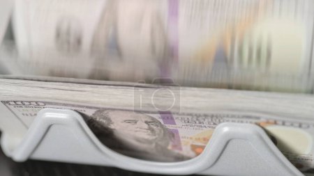 Foto de Vista lateral de contar el dinero - Imagen libre de derechos