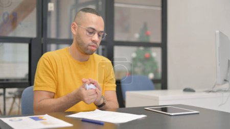 Foto de Frustrado hombre de raza mixta tratando de escribir una carta - Imagen libre de derechos