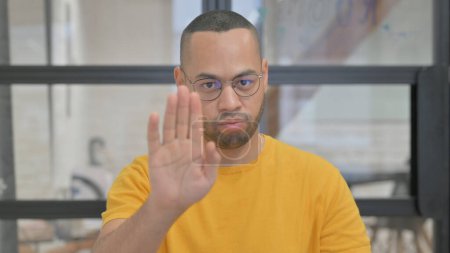 Téléchargez les photos : Portrait de nier l'homme de race mixte avec geste d'arrêt - en image libre de droit