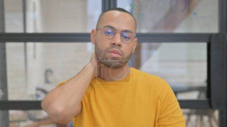 Téléchargez les photos : Portrait d'homme de race mixte avec douleur au cou - en image libre de droit