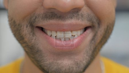 Téléchargez les photos : Gros plan sur Bouche souriante d'un homme de race mixte - en image libre de droit