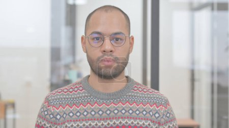 Téléchargez les photos : Portrait d'un homme de race mixte grave - en image libre de droit
