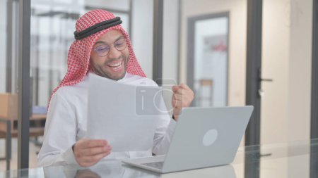 Téléchargez les photos : Un jeune Arabe célèbre le succès d'un contrat d'affaires - en image libre de droit